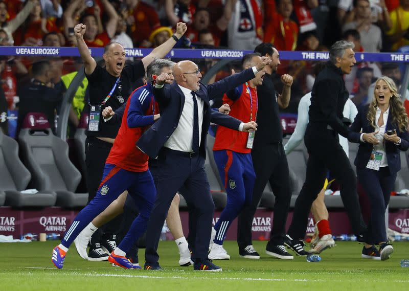 Foto del domingo del DT de España Luis de la Fuente reaccionando al final del partido ante Inglaterra