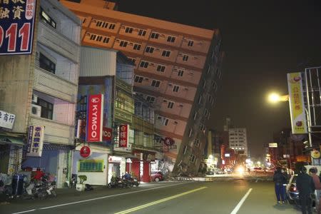 Un edificio dañado tras un sismo en Tainan, Taiwán, feb 6, 2016. Un fuerte sismo sacudió el sábado el sur de Taiwán, cerca de la ciudad de Tainan, causando el colapso de varios edificios y otros daños. REUTERS/Stringer IMAGEN SOLO PARA USO EDITORIAL