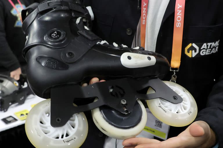 Patines eléctricos tipo roller de AtmosGear, presentados este martes en Las Vegas, en la antesala de la CES 2023. Se controlan por control remoto, pueden ir a 25 km/h y tienen una autonomía de 20 km