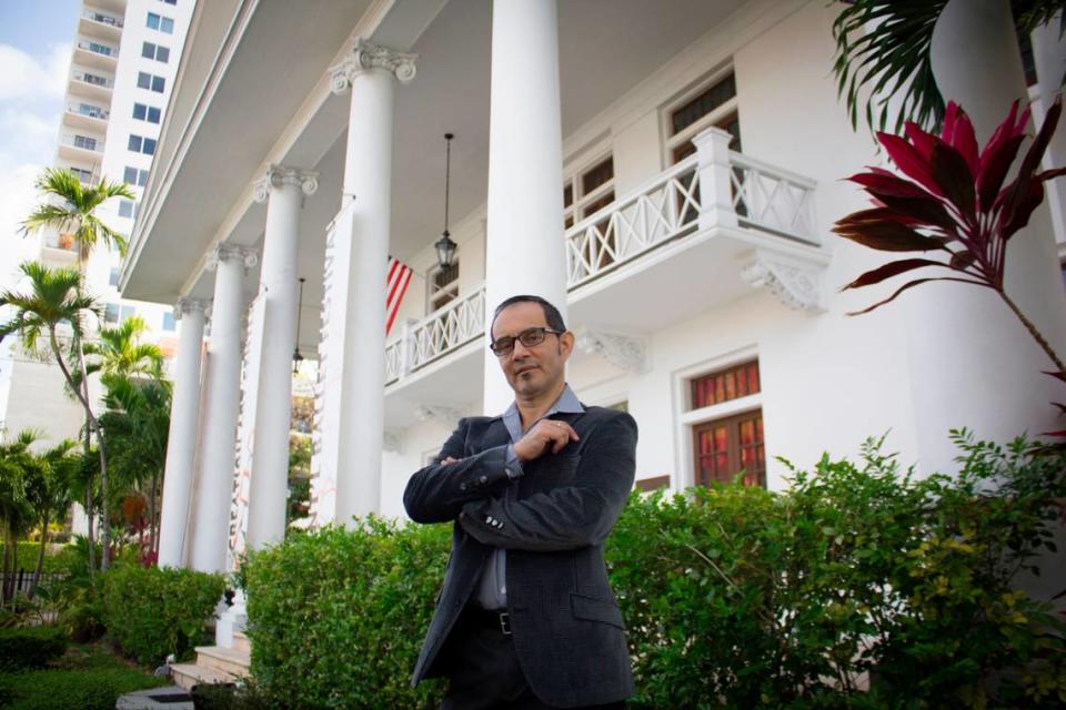 Eriberto Jiménez, director del IBFM, en la entrada del Miami Hispanic Cultural Arts Center (MHCAC).