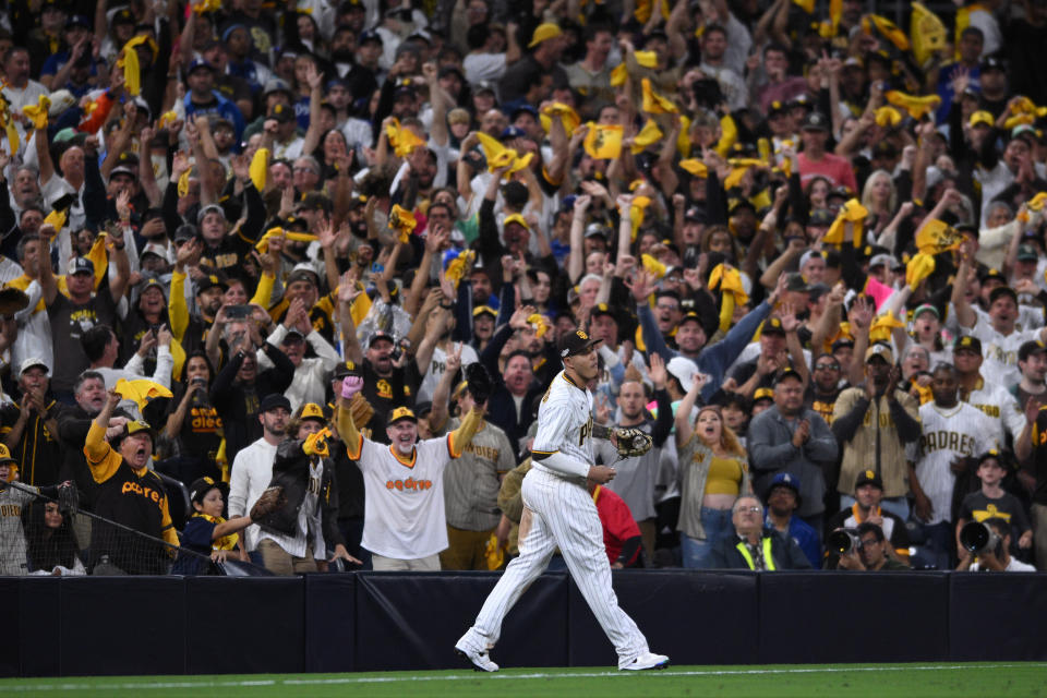 14 de octubre de 2022;  San Diego, California, Estados Unidos;  Los fanáticos reaccionan después de una atrapada del tercera base de los Padres de San Diego, Manny Machado (13), durante la novena entrada contra los Dodgers de Los Ángeles en el tercer juego de la SDLN para los Playoffs de la MLB de 2022 en Petco Park.  Crédito obligatorio: Orlando Ramirez-USA TODAY Sports