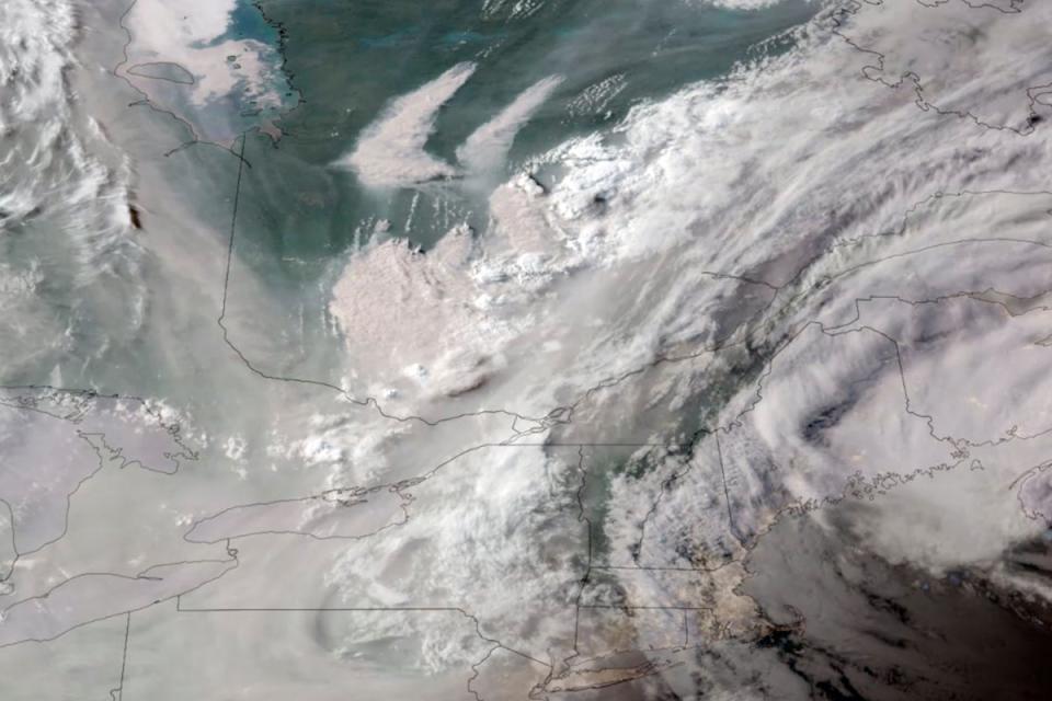 El humo de los incendios forestales que arden en Quebec, Canadá, arriba al centro, se desplaza hacia el sur (CIRA/NOAA/AP)