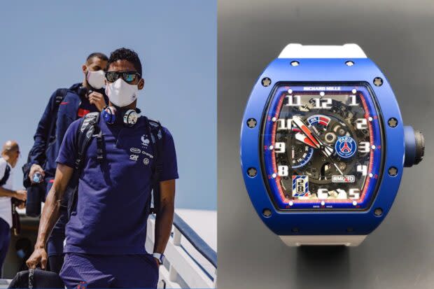 La montre que porte Raphael Varane est un clin d’oeil au PSG.
