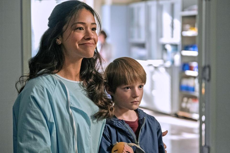 Lost Ollie. (L to R) Gina Rodriguez as Sharon, Kesler Talbot as Billy in episode 102 of Lost Ollie. Cr. Diyah Pera/Netflix © 2022