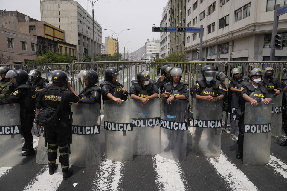 La policía bloquea el acceso en las calles que dan al Congreso después de que el presidente peruano Pedro Castillo disolviera el hemiciclo el día en que tenían previsto votar por la destitución del presidente en Lima, Perú, el miércoles 7 de diciembre. Castillo disolvió el Congreso nacional el miércoles y convocó a nuevas elecciones legislativas, antes de que los legisladores pudieran debatir el tercer intento de removerlo del cargo. (AP Foto/Martín Mejía)