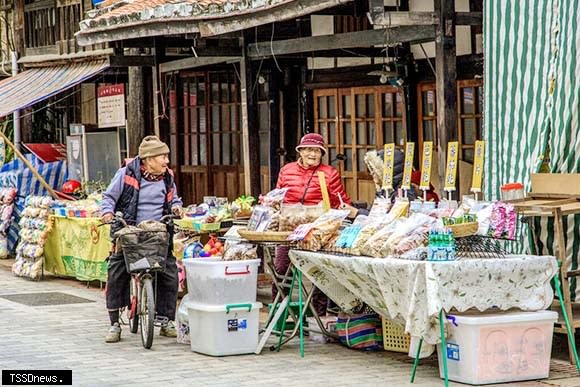 南市觀旅局邀後壁區長帶路，推薦遊客國際蘭展美食攻略，邀大家來後壁賞蘭花、逛老街、吃美食。（記者李嘉祥攝）