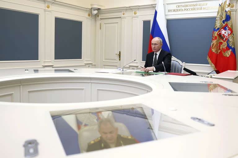 El presidente ruso, Vladimir Putin, lleva a cabo un entrenamiento con las fuerzas y medios de los componentes terrestres, marítimos y aéreos de las fuerzas de disuasión nuclear en Moscú, Rusia, el 25 de octubre de 2023.