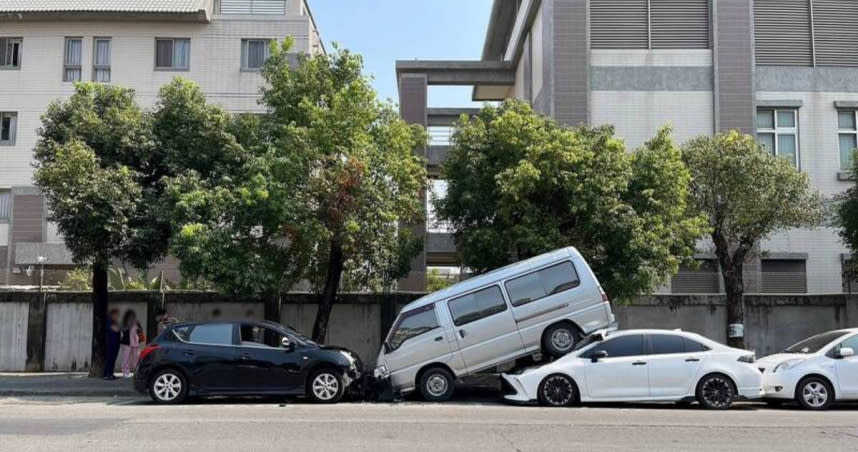 高雄女心臟不適撞進停車格，直接爬上白轎車。（圖／翻攝畫面）