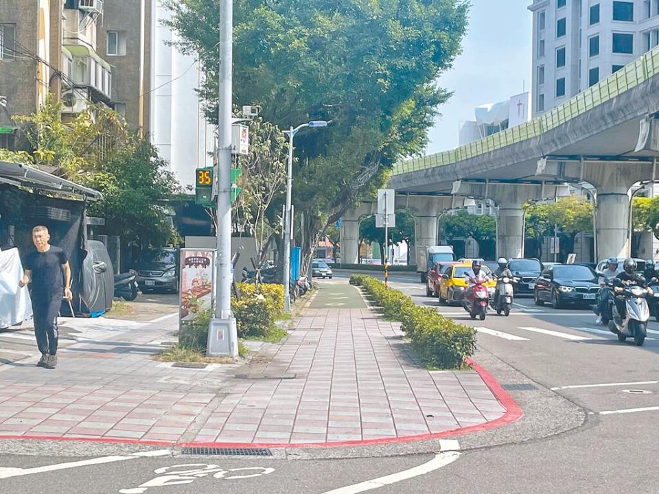 國民黨台北市議員游淑慧發現，台北市道路長1421公里，紅線長度卻因道路兩旁皆有畫設而高達2140公里，沒有足夠的停車空間，又被畫滿紅線。（劉彥宜攝）