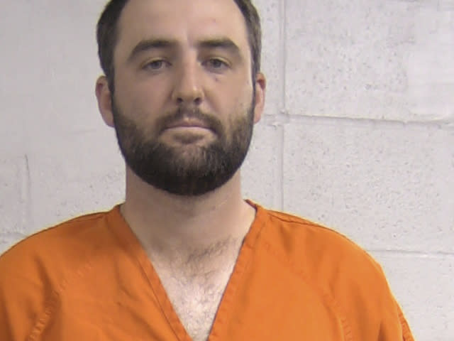 In deze mugshot van de Louisville Metropolitan Department of Corrections op vrijdag 17 mei 2024 wordt Scott Scheffler getoond.  Masters-kampioen Scottie Scheffler werd vrijdagochtend door de politie aangehouden op weg naar het PGA-kampioenschap, met verbluffende beelden waarop te zien was hoe hij geboeid naar een politieauto werd geleid.  (Louisville Metropolitan Department of Correcties via AP)