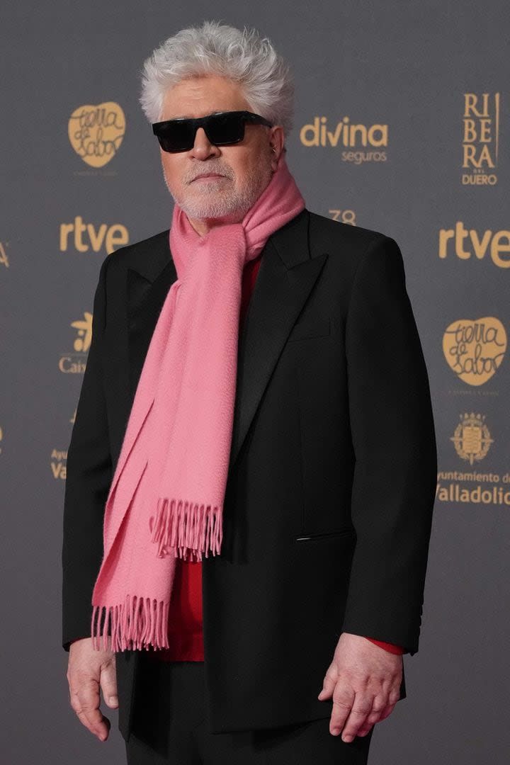 El director Pedro Almodóvar: gafas negras y actitud sobre la alfombra