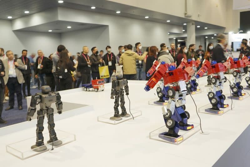 Orang-orang mengunjungi Consumer Electronics Show (CES) 2023 di Las Vegas, Amerika Serikat, pada 5 Januari 2023. (Xinhua/Zeng Hui)