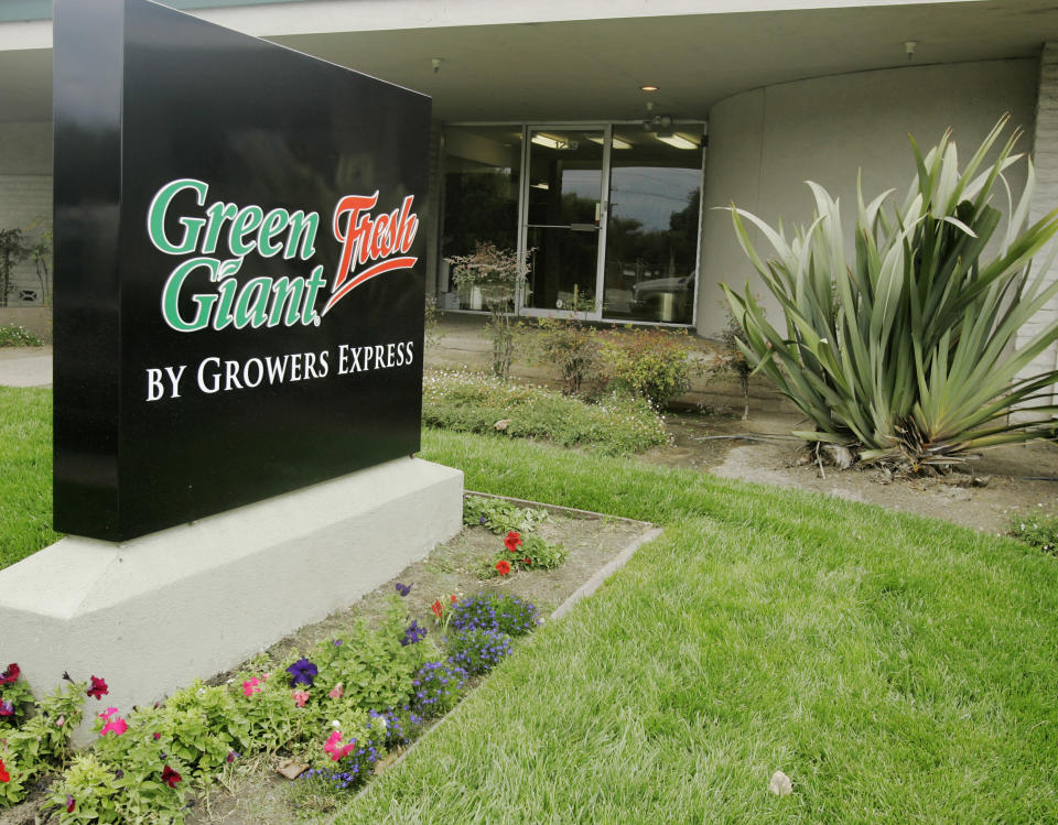 The exterior of the Growers Express plant is seen in Salinas, Calif., Wednesday, Oct. 4, 2006. The FBI searched two produce companies Wednesday for evidence of a crime in the nationwide E. coli outbreak that killed one person and sickened at least 191 others. Agents from the FBI and the Food and Drug Administration used warrants to search a Natural Selection Foods LLC plant in San Juan Bautista and a Growers Express plant in Salinas to determine whether they followed food safety procedures. (AP Photo/Marcio Jose Sanchez)