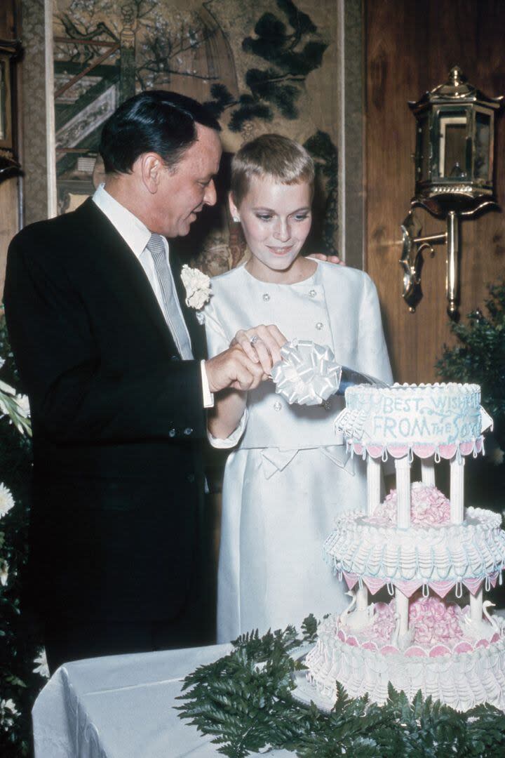 Una de las pocas imágenes de la ceremonia de casamiento de Farrow y Sinatra