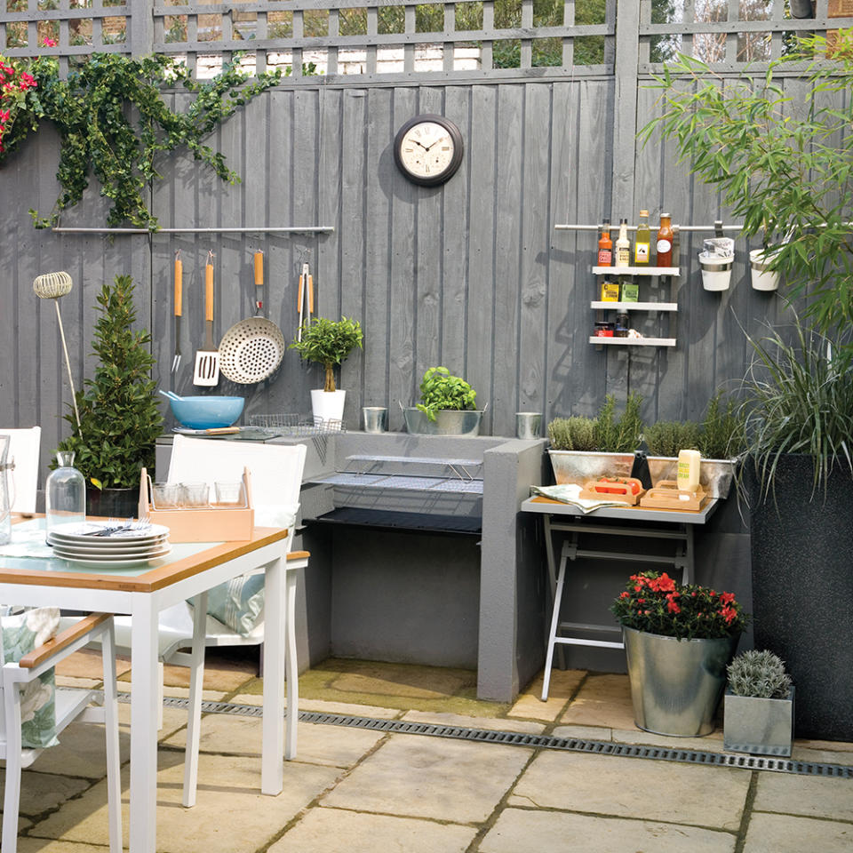 Go for an on-trend grey fence