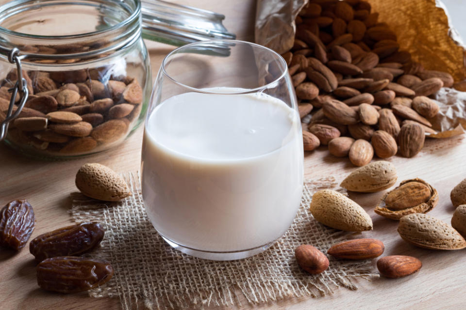 Receta de leche de almendras casera. Foto: Shutterstock