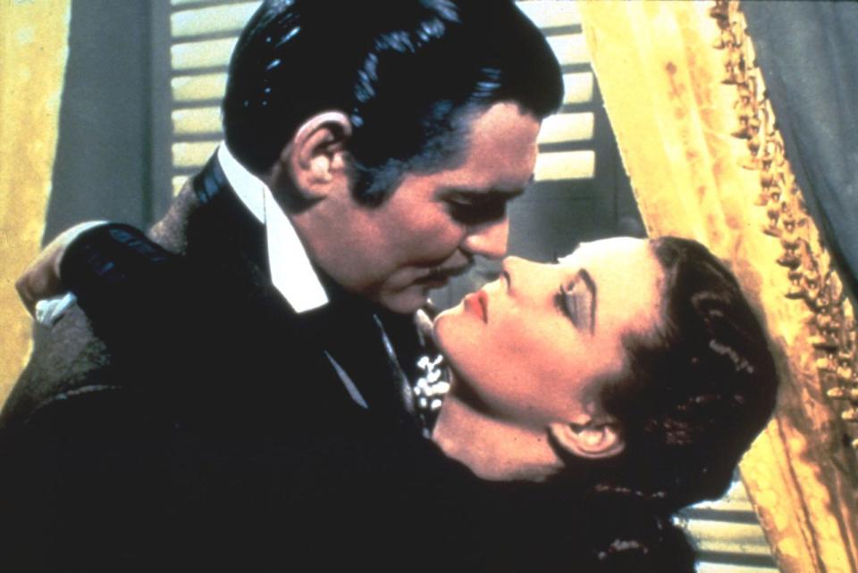 Wollte man den idealen Filmkuss in Bronze gießen, so sähe er wahrscheinlich aus: Clark Gable und Vivien Leigh in "Vom Winde verweht" (1939) gelten eben nicht von ungefähr als Leinwandtraumpaar schlechthin. (Bild: Metro-Goldwyn-Mayer)