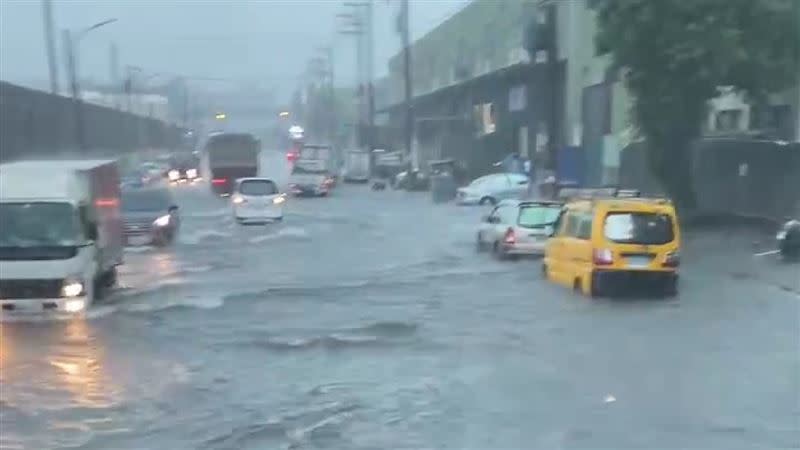 桃園市豪雨下不停，馬路大淹水。（圖／翻攝畫面）