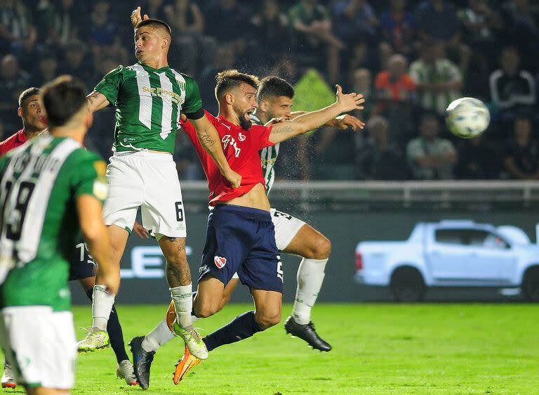 Laso se arroja sobre el césped, luego de ser tomado sutilmente por Quirós: Rapallini, el árbitro, sancionó penal luego de que el VAR lo alertara