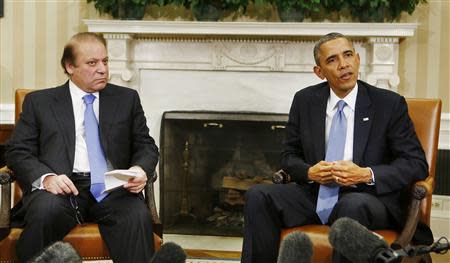 U.S. President Barack Obama (R) speaks as he hosts a meeting with Pakistan's Prime Minister Nawaz Sharif in the Oval Office at the White House in Washington October 23, 2013. REUTERS/Larry Downing