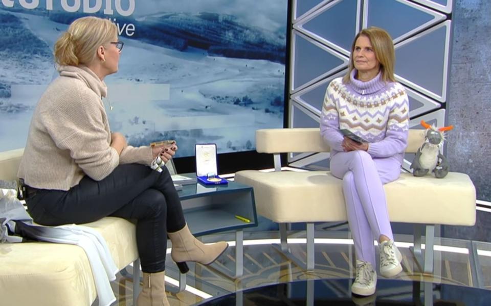Katrin Müller-Hohenstein im Gespräch mit Ex-Eisschnellläuferin Gunda Niemann-Stirnemann während des Olympia-Programms des ZDF