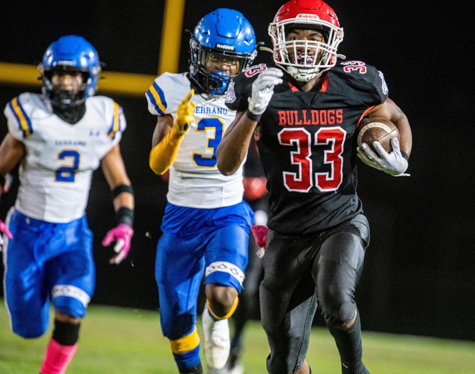 Oak Hills' Karson Cox runs the ball up field against Serrano on Friday, Oct. 14, 2022.