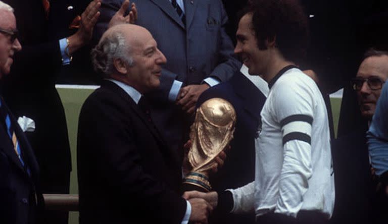 Walter Scheel, canciller de Alemania, le entrega la Copa a Franz Beckenbauer en 1974