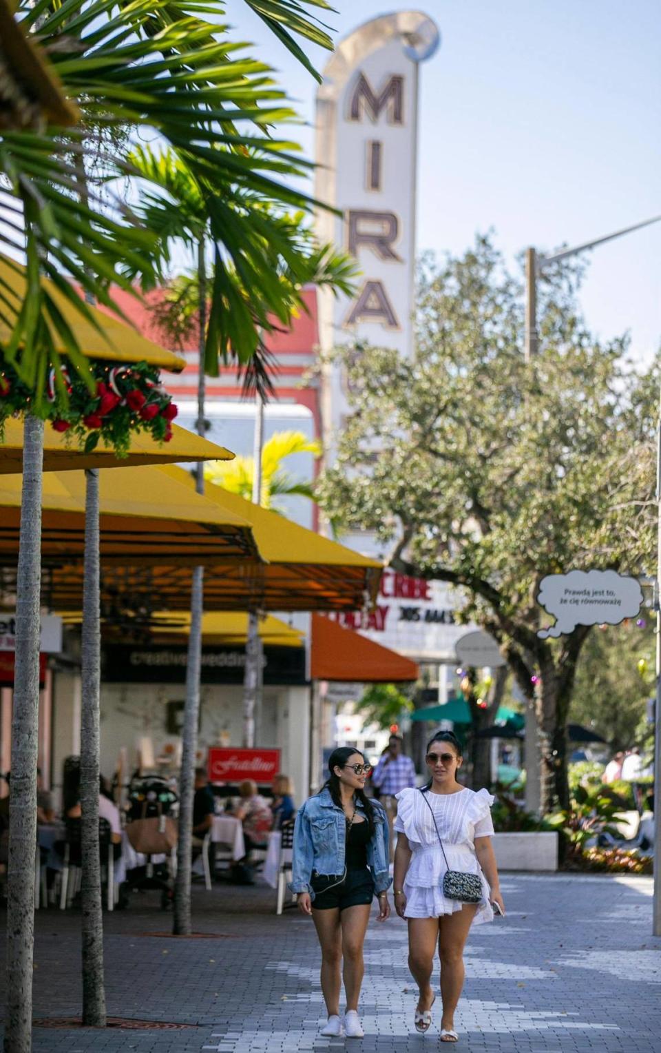 Arriba: Samira Gurrola, a la izquierda, y Sandra Dunlap, recorren Miracle Mile en Coral Gables, Florida, el viernes 10 de diciembre de 2021.