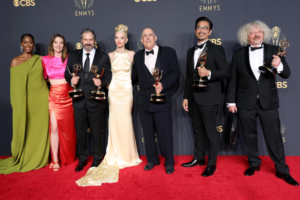 <p>La intérprete posó en la alfombra roja con el equipo de 'Gambito de dama' (2020). La producción de Netflix se llevó 11 premios Emmy, incluyendo los galardones a mejor miniserie, mejor dirección para Scott Frank y mejor reparto. (Foto: Rich Fury / Getty Images)</p> 