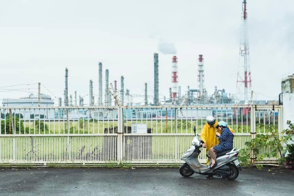 藍葦華（左）騎車載阿嬤陳淑芳（右）穿過工業區的畫面，在視覺上反映出台灣中南部因為開發、環境被犧牲的生活樣貌。（海鵬電影提供）
