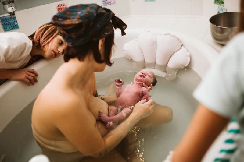 Casey Teller chez elle en Virginie aux Etats-Unis, après avoir accouché de sa fille Tallulah Moon. Photo: Rebecca Burt Photography