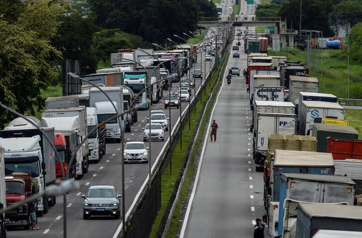 Simpatizantes del presidente de Brasil, Jair Bolsonaro, bloquean el martes la carretera federal Presidente Dutra durante una protesta contra el presidente electo Luiz Inacio Lula da Silva, que ganó un tercer mandato tras la segunda vuelta de las elecciones, en Jacarei, estado de Sao Paulo