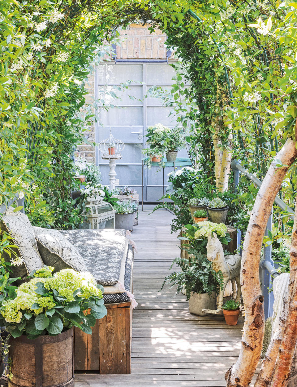 Roof terrace with gray deck, green canopy and seating