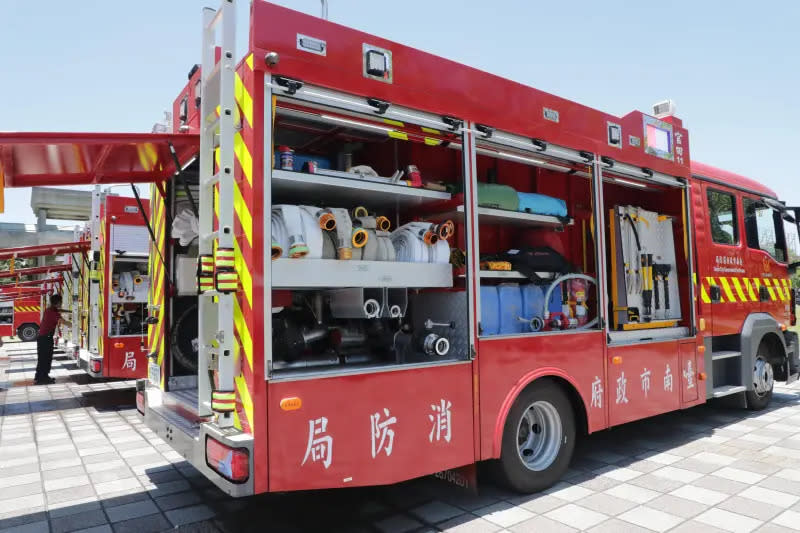 ▲今年度新購的消防車既有小型水箱車2輛、水庫消防車1輛及水箱消防車7輛，共有10個消防分隊得以汰換主力消防車。（圖／台南市政府提供）