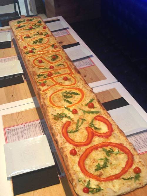 Pizzera con cubierta de terracota, pizzera para compartir en familia de  1400 W, sirve hasta 4 mini pizzas a la vez, pizzera eléctrica sin humo,  para