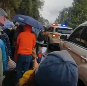  雲南省的獨龍江公路在當地時間 2 日因降雨導致發生山體滑坡事故，造成300名遊客受困。 圖 : 翻攝自騰訊網 