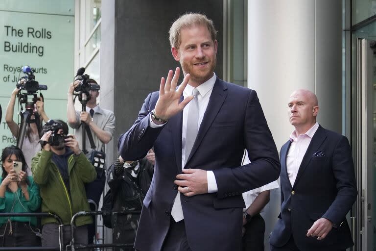 El príncipe Harry abandona el Tribunal Superior tras prestar declaración en Londres, el 7 de junio de 2023. 