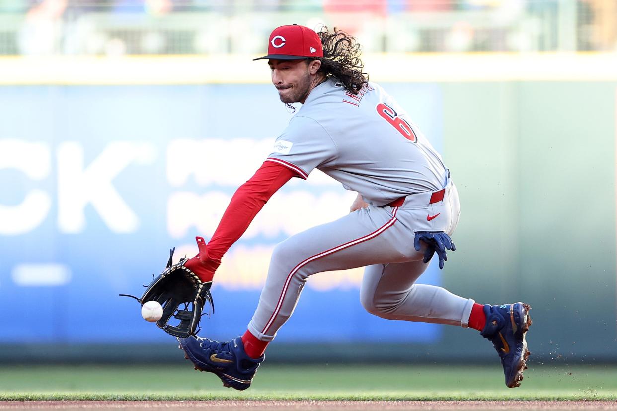 Second baseman Jonathan India makes a play on a grounder up the middle in the first inning of Tuesday night's 3-1 loss to the Mariners in Seattle. The Reds, who lost the first two games of the series, look to salvage Game 3 Wednesday afternoon.