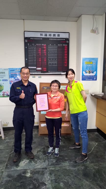 東港警分局長張世儒(左一)頒發感謝狀給阻詐成功行員 圖/東港警方提供