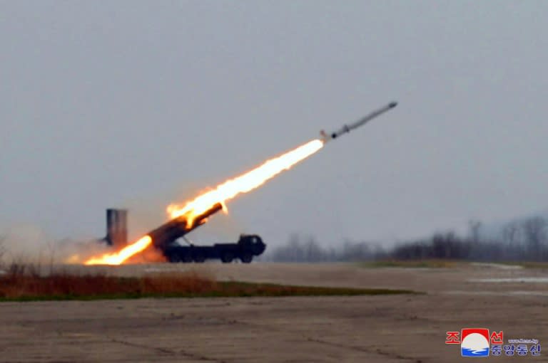 Photo diffusée le 20 avril 2024 par l'agence nord-coréenne KCNA montrant le test d'une ogive de très grande taille conçue pour le missile de croisière stratégique "Hwasal-1 Ra-3", le 19 avril 2024 (STR)