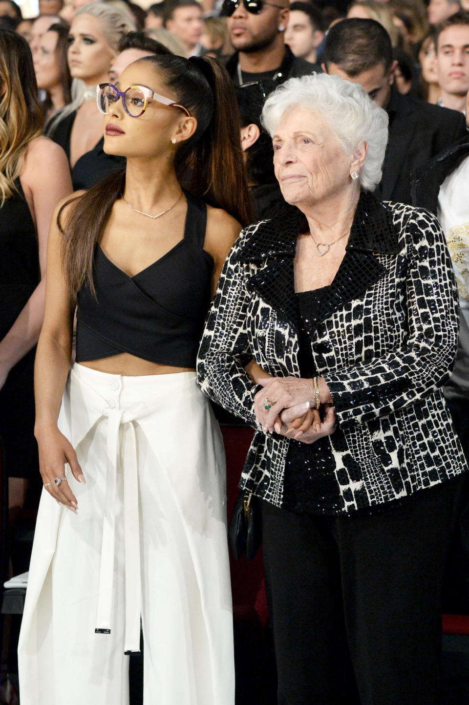 Ariana Grande y Marjorie 'Nonna' Grande en los American Music Awards 2016 en Los Angeles, California.  (Photo by Kevin Mazur/AMA2016/WireImage)