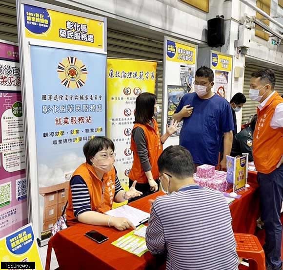 鍾翔宇副處長也在會場為求職退除役官兵加油打氣祝福求職順利。（記者方一成攝）