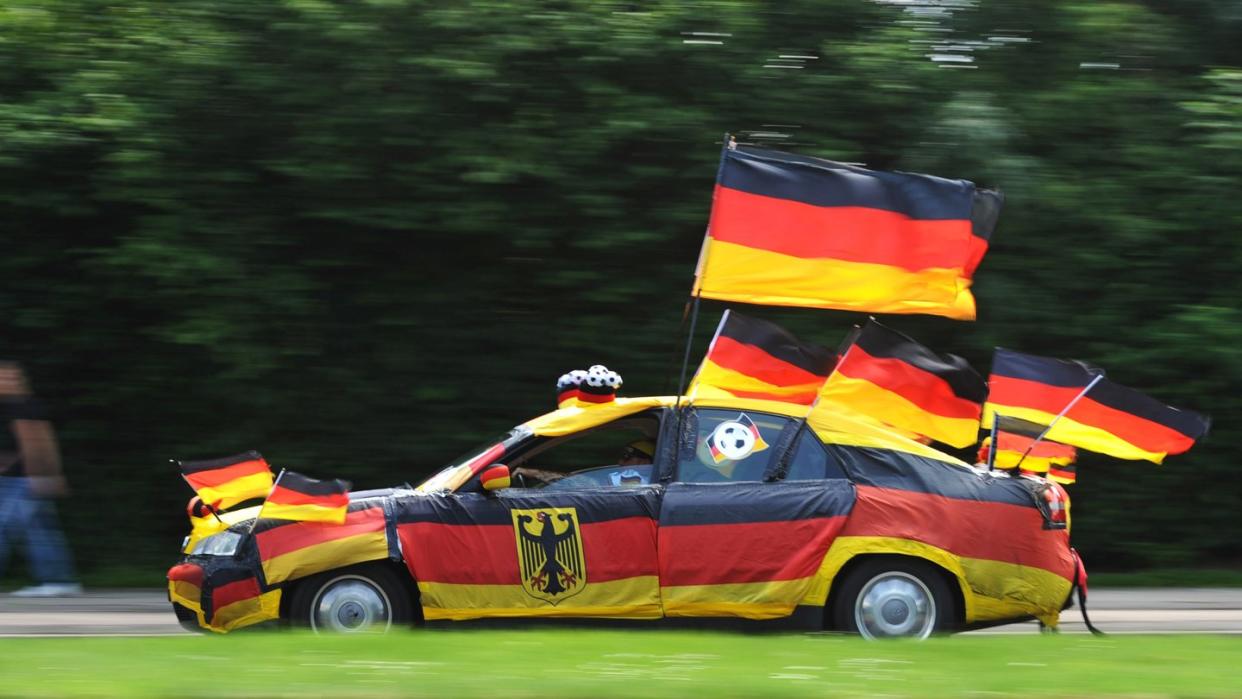 Dieser Autofahrer lässt keine Zweifel aufkommen, welcher Mannschaft er die Daumen drückt - doch auch während der Fußball-WM ist nicht immer alles erlaubt, was dem Fan gefällt. Foto: Julian Stratenschulte