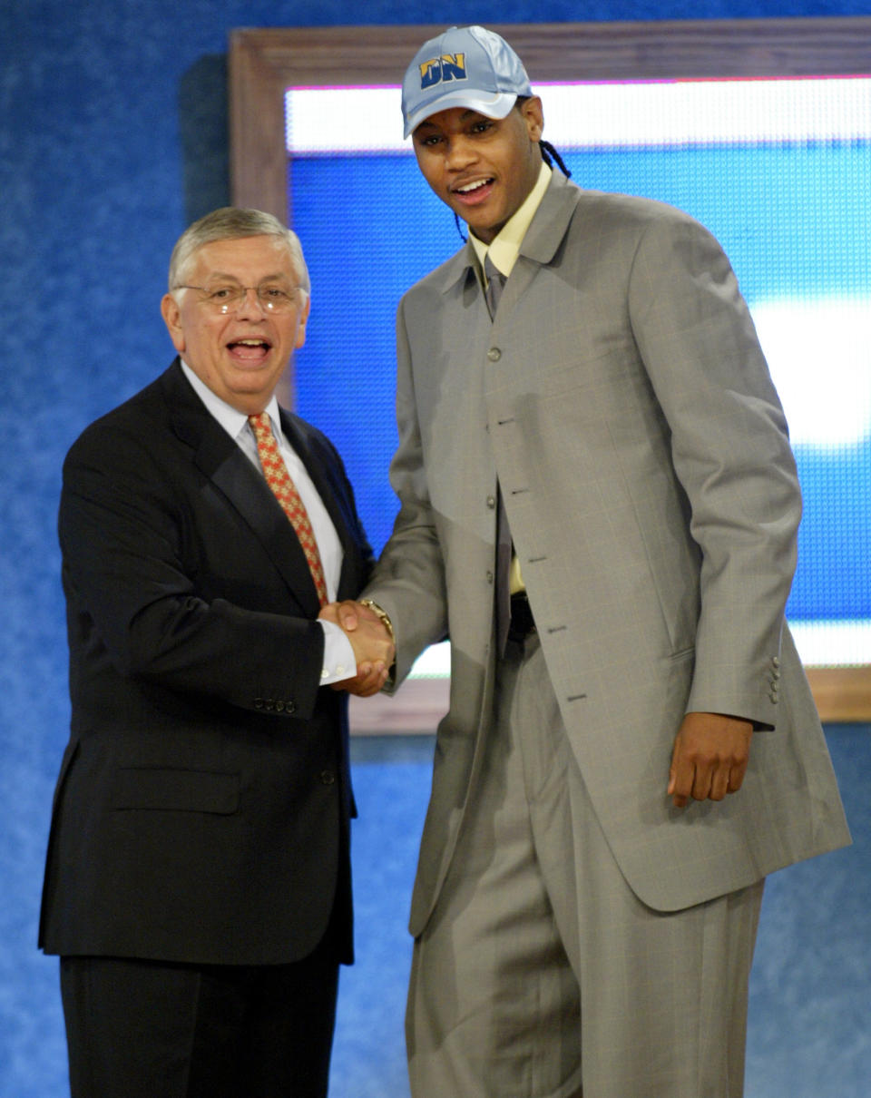 Carmelo Anthony在2003年選秀會上，與已故前NBA聯盟總裁David Stern握手。（REUTERS/Mike Segar）