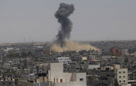 Smoke rises following what witnesses said was an Israeli air strike in Rafah in the southern Gaza Strip July 16, 2014. REUTERS/Ibraheem Abu Mustafa