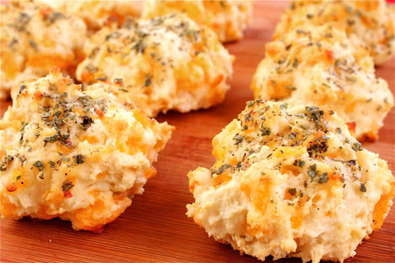 <strong>Try the <a href="http://www.gimmesomeoven.com/garlic-cheddar-biscuits-a-la-red-lobster/" target="_blank">Garlic Cheddar Biscuits (a la Red Lobster) Recipe</a> by Gimme Some Oven</strong>