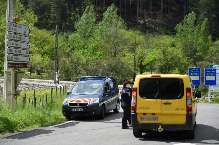 Des gendarmes contrôlent un carrefour près du village des Plantiers, dans les Cévennes, le 11 mai 2021 - Sylvain THOMAS                       © 2019 AFP