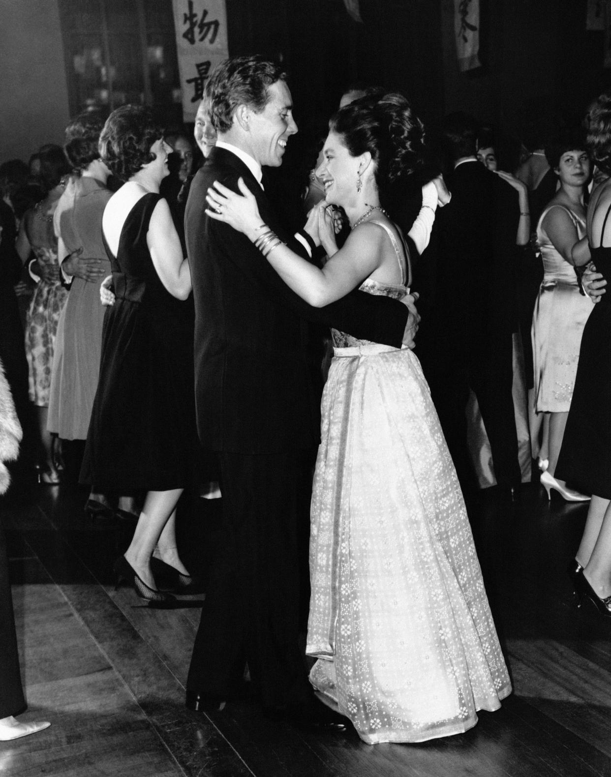 Lord Snowdon et son épouse la Princesse Margaret dansent au Bal des Architectes le 19 octobre 1962 à Londres, Royaume-Uni. (Photo by Keystone-France/Gamma-Rapho via Getty Images)