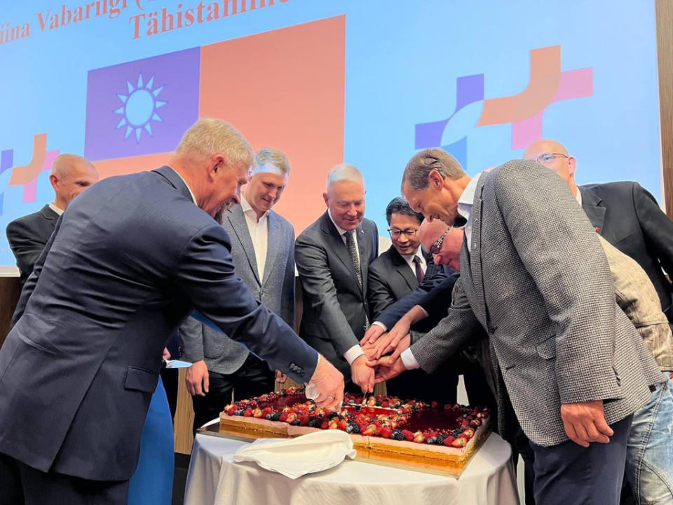 李大使邀請愛國政要、貴賓共切飾有國旗圖樣的巨型蛋糕。 （駐拉脫維亞代表處提供）