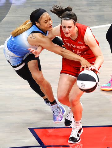 <p>Brian Spurlock/Icon Sportswire via Getty Images</p> Chicago Sky guard Chennedy Carter guards Indiana Fever guard Caitlin Clark on June 1, 2024